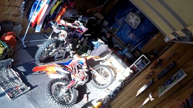 Stripping the Honda's Clutch Cover! | 2017 Honda CRF450 смотреть онлайн