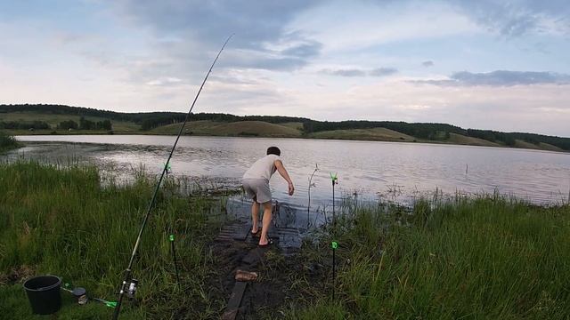 ЛОВИМ КАРАСЯ НА ТОПКИХ БЕРЕГАХ!!! смотреть онлайн