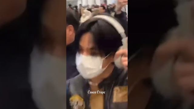 Вот почему Тэхен часто ходит в наушниках,лучше слушать музыку,чем........ смотреть онлайн