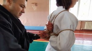 Связывание гибкого человека