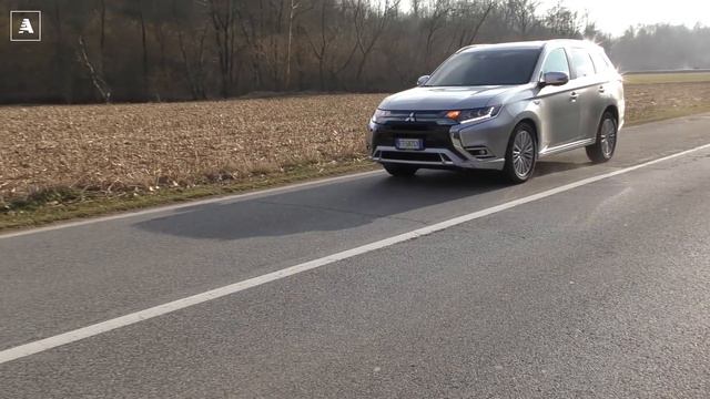 Mitsubishi Outlander PHEV | Ibrido e fuoristrada? Si può! Si può? смотреть онлайн