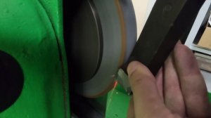 Заточка проходного упорного резца.