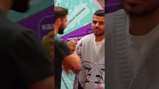 Подписчик подкатил к Юле Гаврилиной! На шоу кто твой подписчик! #юлягаврилина #bubblegun #карнавал смотреть онлайн