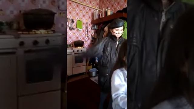 ЧЕРНАЯ БОЛЬШАЯ ПТИЦА И МАЛЕНЬКАЯ СТРЕКОЗА смотреть онлайн