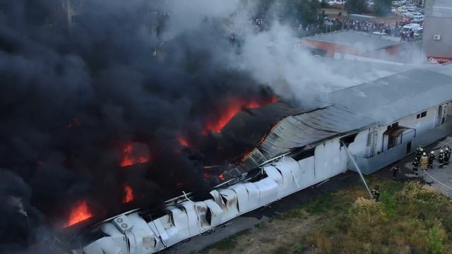 Рынок "Людмила", Волжский, пожар 28.08.2022, аэросъемка с квадрокоптера, качество 4K смотреть онлайн