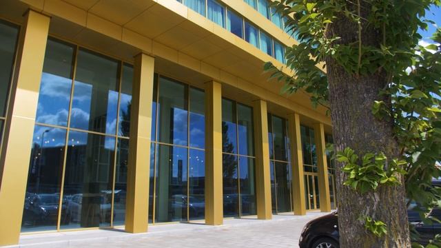Alumet anodized almost 11.000 m² of aluminum panels for the largest Holiday Inn Express in Europe смотреть онлайн
