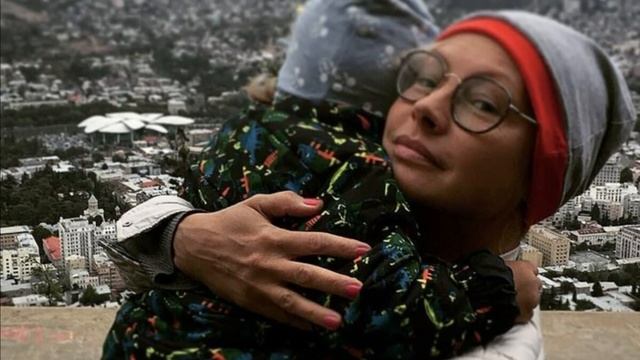 С ТРУДОМ УЗНАТЬ! Как живет сейчас и выглядит известная актриса Алёна Бабенко? смотреть онлайн