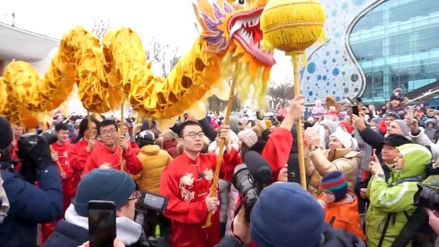 Празднование китайского Нового года 2023 с драконом на ВДНХ в Москве смотреть онлайн