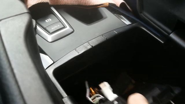 Как снять AUX/USB в подлокотнике БМВ Е70 Е71/ How to remove AUX/USB in the armrest BMW E70 E71 смотреть онлайн