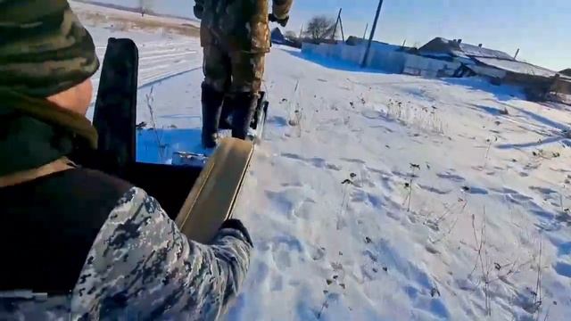 Езда на охоту с Мотоснегокатом Draxter 380 с двумя пассажирами в волокушах! смотреть онлайн
