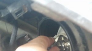 Как поменять лампочки в фарах на Nissan March 2003