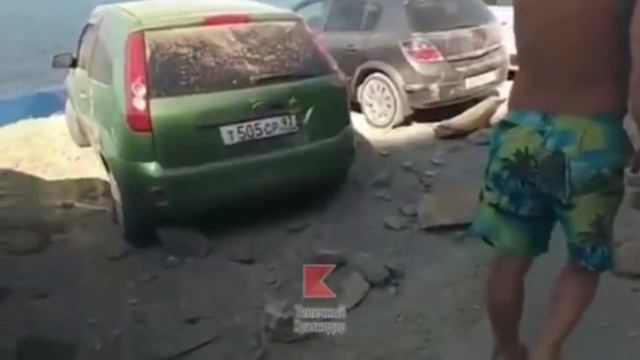 Скалы обвалилась на кемпинг у моря под Туапсе