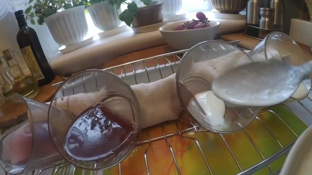 ДЕСЕРТ З ЙОГУРТУ І РОЖЕВОГО ВИНОГРАДУ / десерти у стаканчиках /.