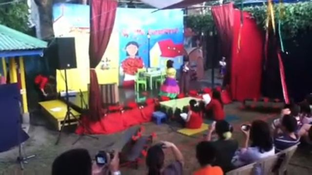 Sam in the Legend of the Poinsettia, 3 of 8 смотреть онлайн