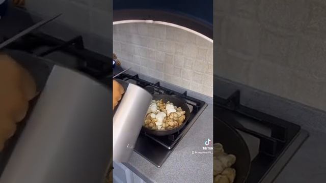 Жареные пельмени с сыром смотреть онлайн