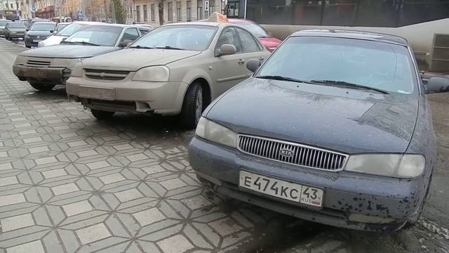 ПДД Киров. Пункт 12.2 Стоянка на краю тротуара. "Не первый ты снимаешь это!" смотреть онлайн