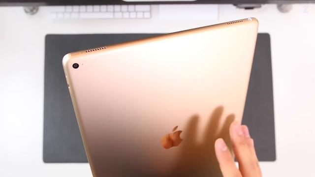 1st Gen. iPad Pro Gold Unboxing & Overview смотреть онлайн