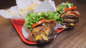 Чизбургер с беконом и халапеньо. Корейский ресторан (Бургер в Нью Йорке)