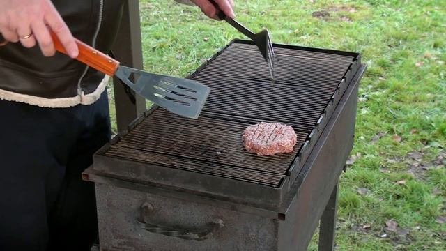 Бургеры по мексикански. Готовим на угольном гриле. смотреть онлайн