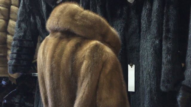 как блестит натуральный мех у норковой шубы смотреть онлайн
