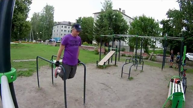 Как проработать грудные мышцы на брусьях смотреть онлайн