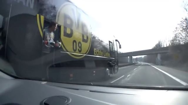 Автобусный трюк футболистов Боруссии Дортмунд. Dortmund Borussia bus. Гюндоган и Вайденфеллер. смотреть онлайн