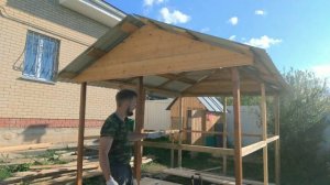 Построили беседку своими руками