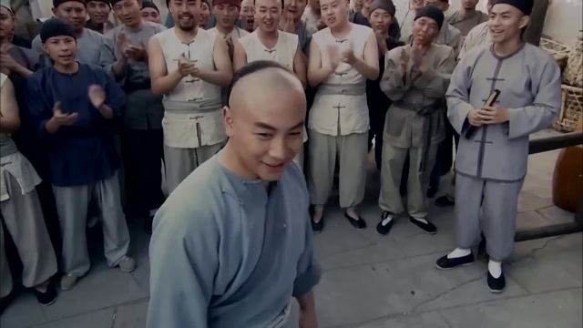 They didn't realize that the Shaolin monk was a kung fu master. He beat them all. смотреть онлайн