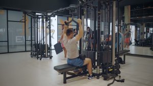 Тяга верхнего блока параллельным хватом/ Vertical machine row parallel grip