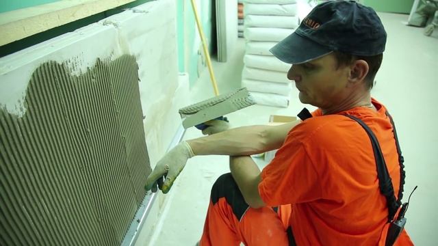 3. Замешивание и процесс укладки: Укладка плитки на стену с использованием Крепс Усиленный смотреть онлайн