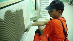 3. Замешивание и процесс укладки: Укладка плитки на стену с использованием Крепс Усиленный