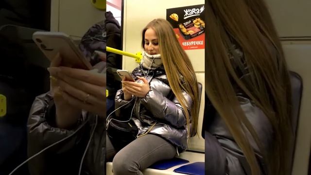 УВИДЕЛ ГРУСТНУЮ ДЕВУШКУ В МЕТРО | РЕШИЛ ПОДНЯТЬ ЕЙ НАСТРОЕНИЕ смотреть онлайн