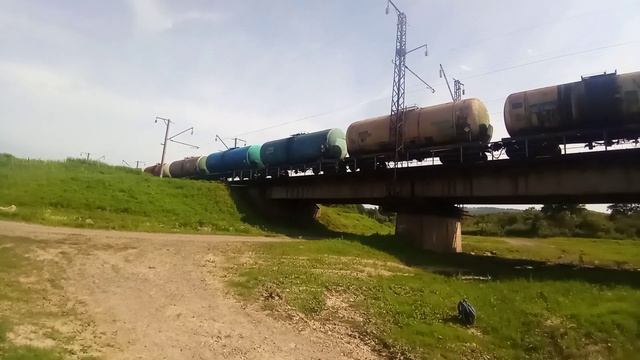Электровоз 3ЭС5К-749 "Ермак" с наливным составом солнечным утром на Транссибирской магистрали. смотреть онлайн