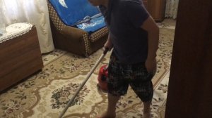 Уборка комнаты с помощью пылесоса «Циклон-МР» 1993 года выпуска.