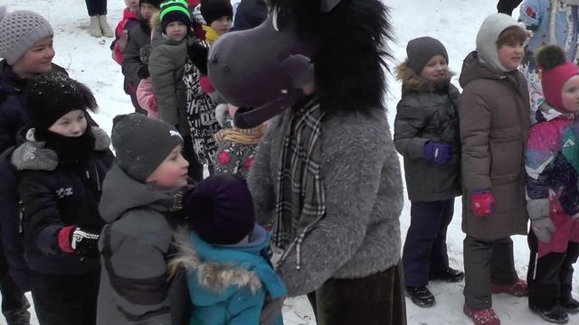 Новогодние елки провели во дворах Приокского района сотрудники домоуправляющей компании