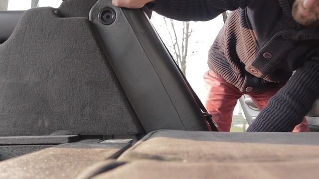 Как снять обшивки и пол багажника Audi A6 C5. Крышка топливного бака на переднеприводных Audi A6 С5