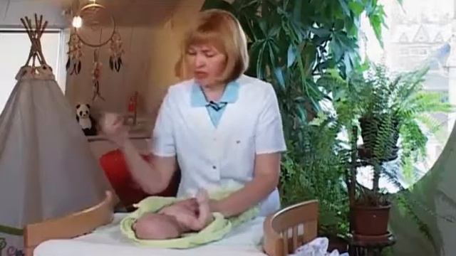 Уход за новорожденным ребенком. Ребенок только родился. Малыш. Кормление и развитие. смотреть онлайн