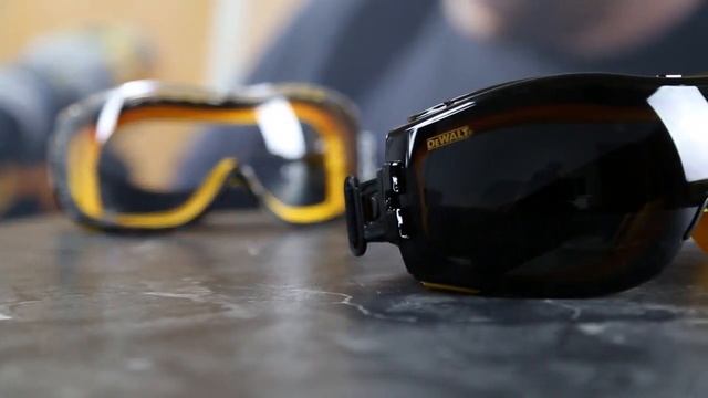 Защитные очки с прозрачными стеклами DEWALT DPG82-11C смотреть онлайн