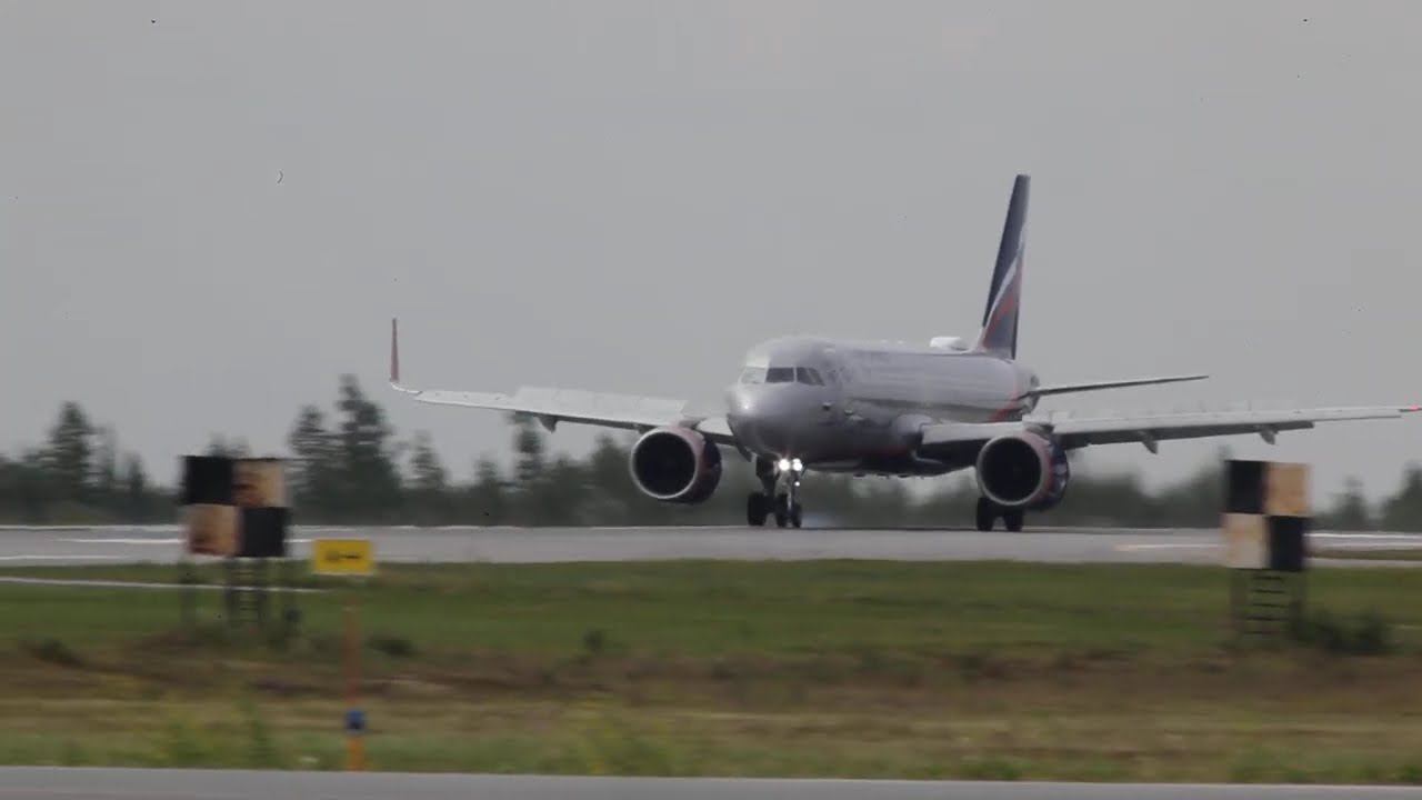 Посадка Airbus A320 Neo  Aeroflot крупным планом