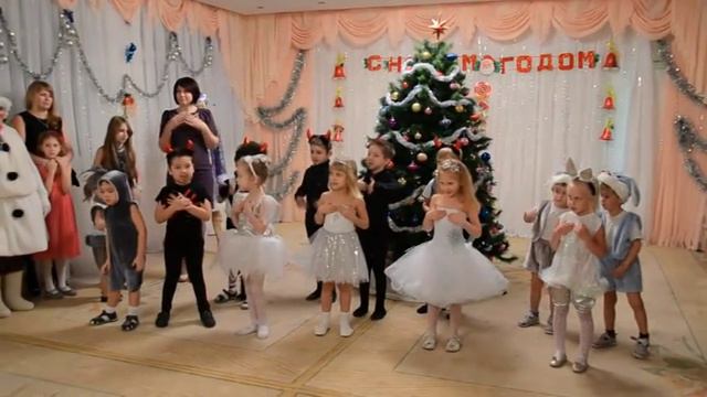 I'm a dancing Christmas tree! смотреть онлайн