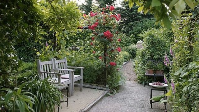 Очаровательно красивый двор частного дома смотреть онлайн