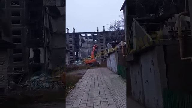 Полным ходом идет снос поврежденных зданий в Мариуполе. смотреть онлайн