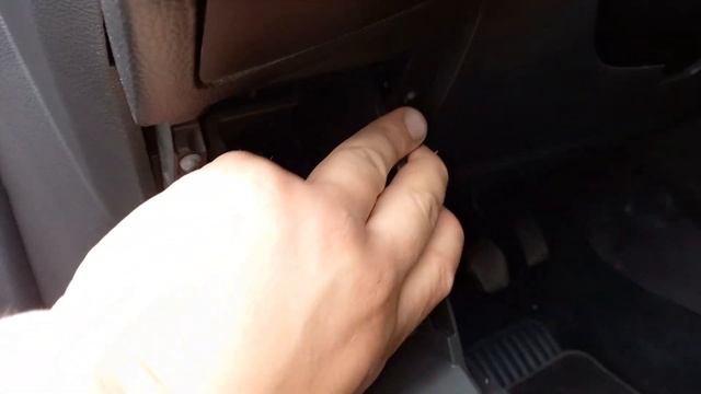 Где находиться диагностический разъём на форд фокус 3.