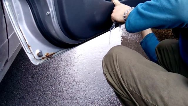 Сливаем воду из дверей перед зимой. смотреть онлайн