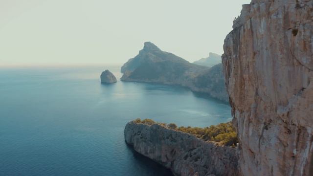 Mallorca 2022 - Cap Formentor - Gleitflug an den Steilwänden in 4K смотреть онлайн
