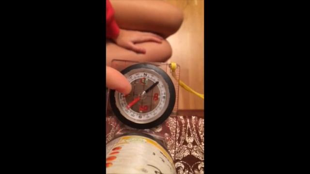 Интересно!Возможности человека.Энергия рук двигает стрелки компаса.Кручение стрелок компаса. смотреть онлайн