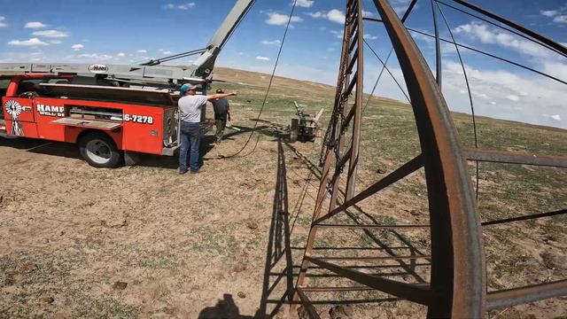 Changing out a wooden windmill tower for 8ft Aermotor! смотреть онлайн