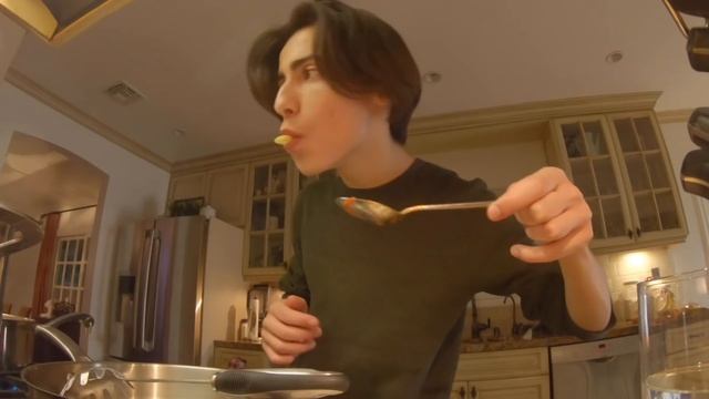 Cooking Penne Marinara with Aidan Gallagher смотреть онлайн