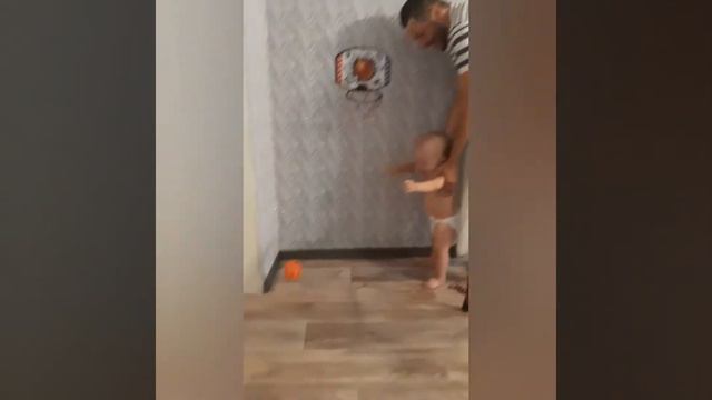 Малыш 10 месяцев играет в баскетбол!!!#babyat10monthsoldplaysbasketball#ilovemichaeljorda смотреть онлайн