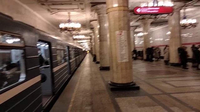 Классика Петербургского метрополитена — электропоезд Ем501/Ема502 на станции Автово смотреть онлайн